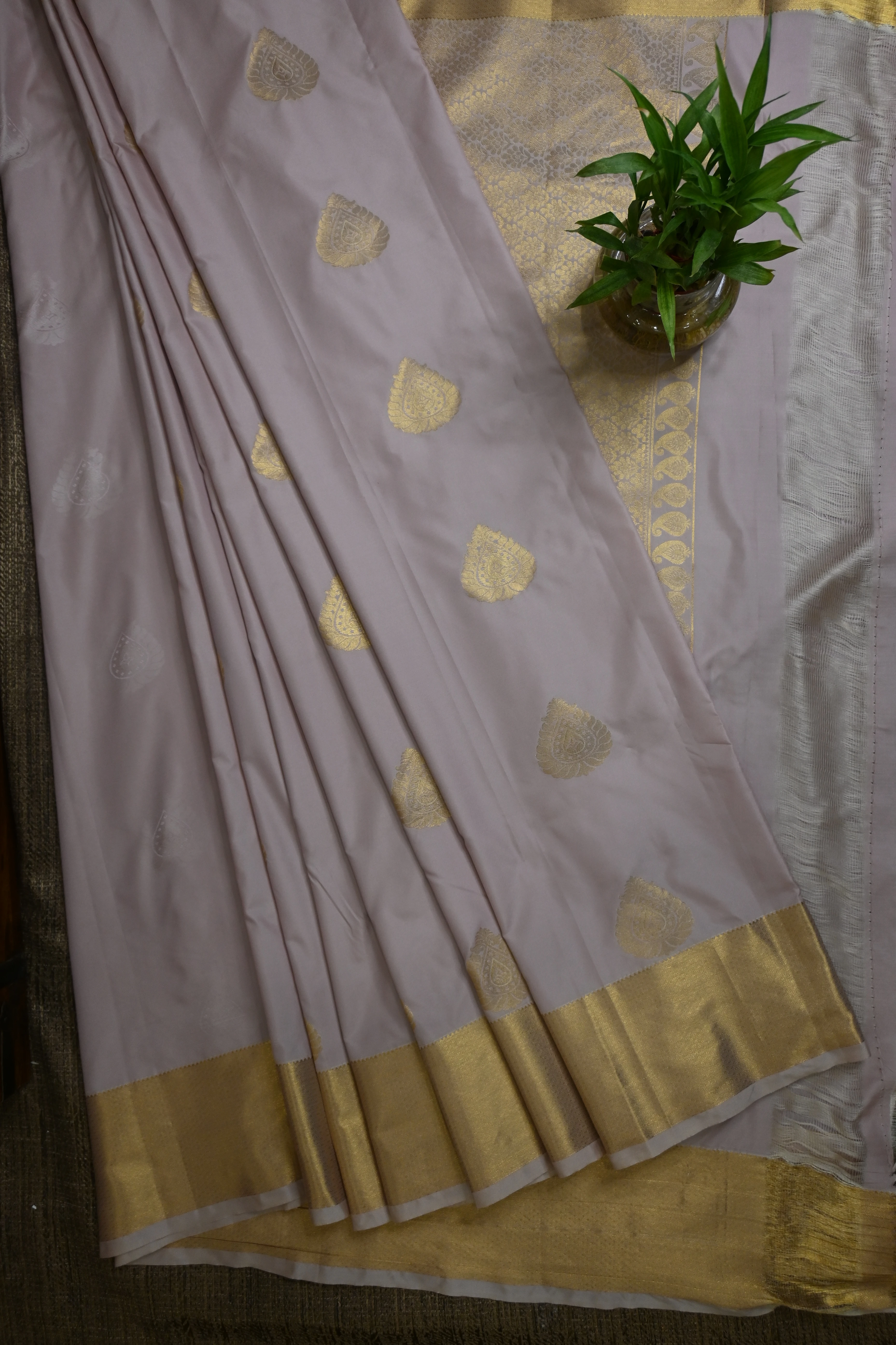 Powder Pink Butti Kanjivaram Silk Saree